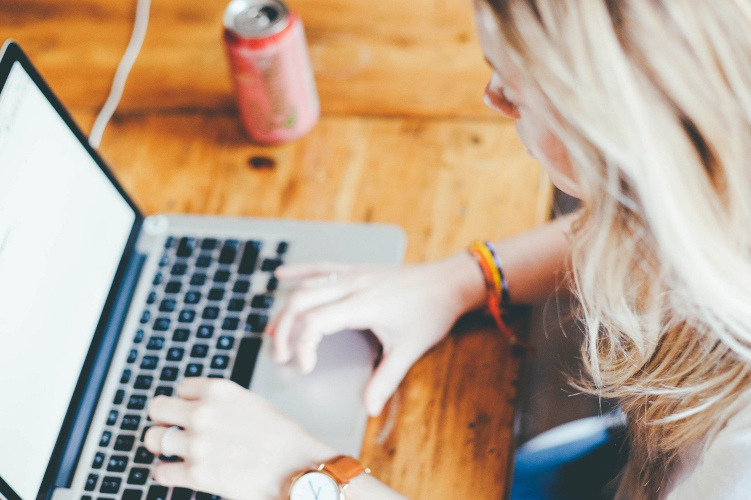 girl-typing-soda can